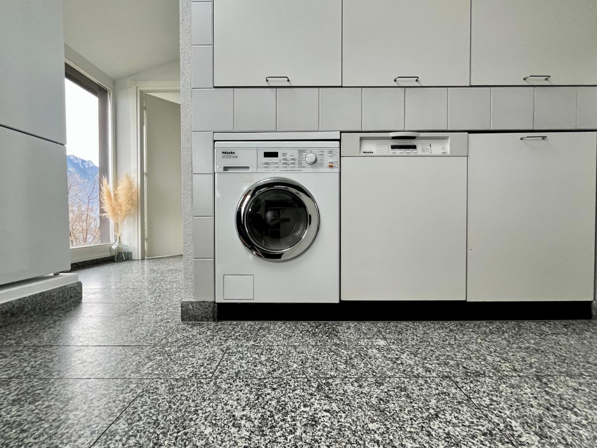 Wohnung Mit Grossartiger Seesicht Und Balkon Spiez Ngoại thất bức ảnh